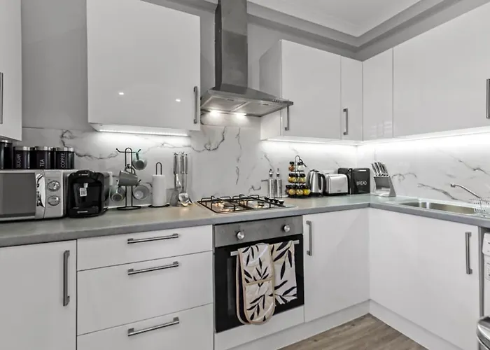 2-Bedroom Thameside Getaway