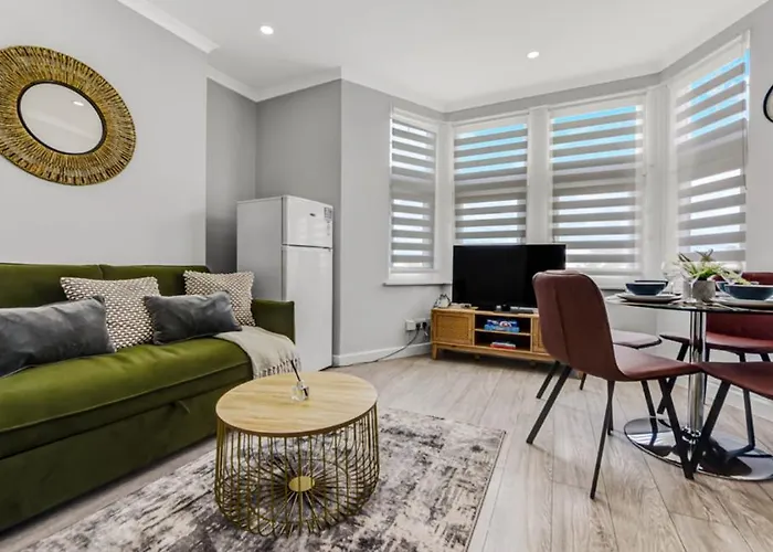 2-Bedroom Thameside Getaway