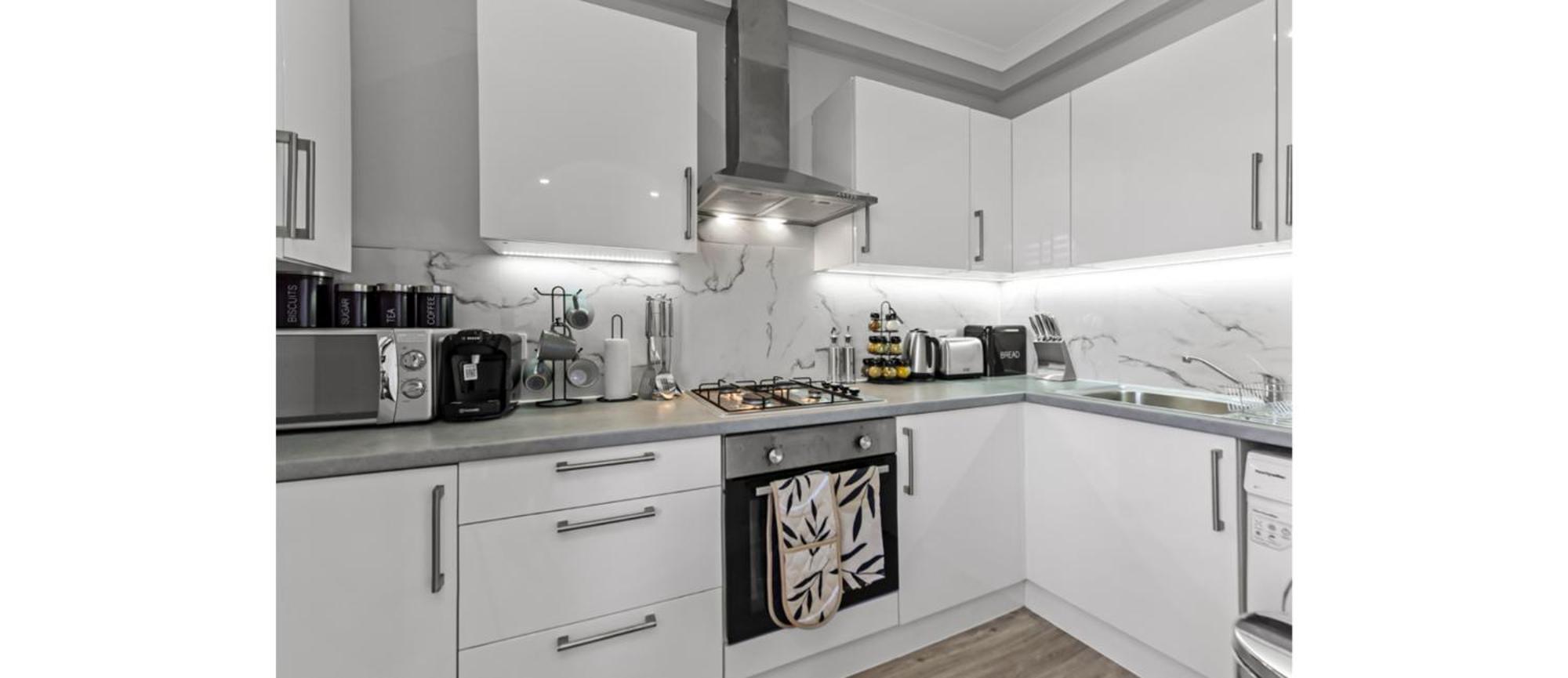 2-bedroom Thameside Getaway *