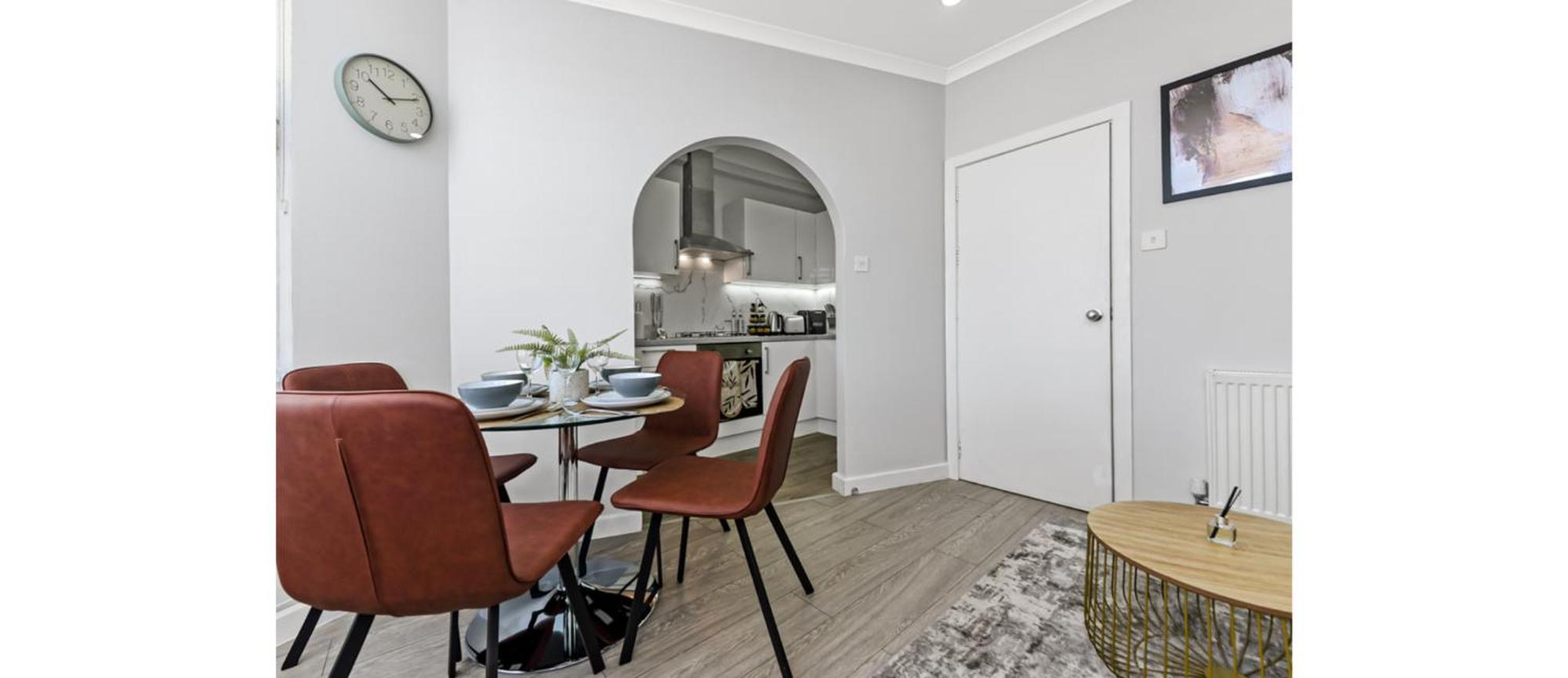 2-bedroom Thameside Getaway