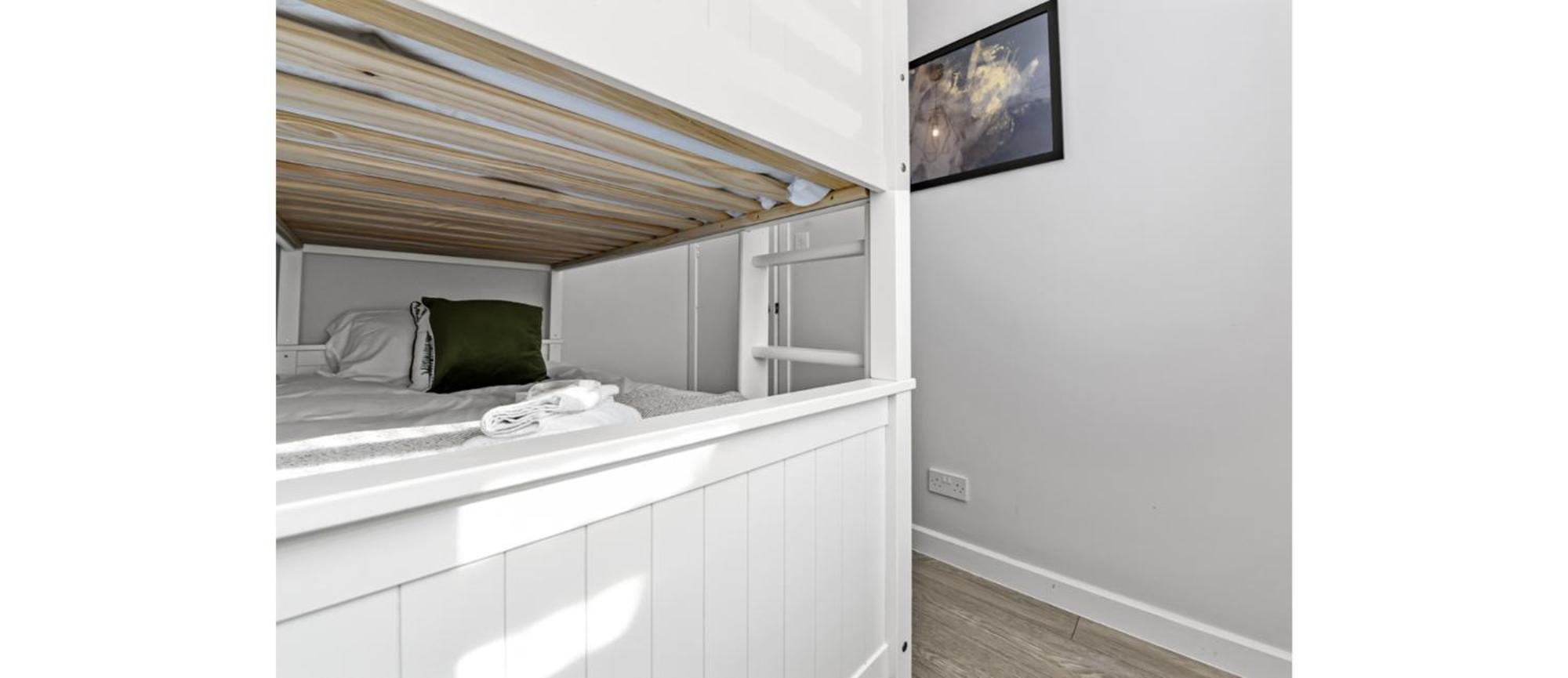 Apartment 2-bedroom Thameside Getaway *