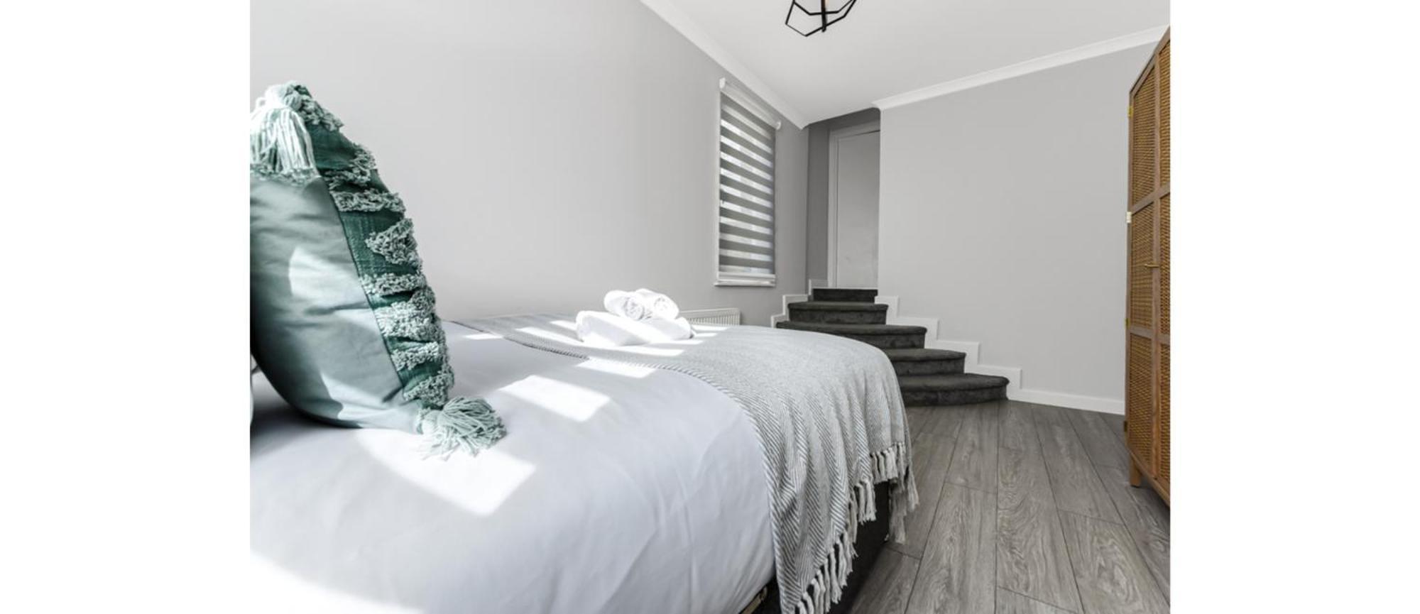 2-bedroom Thameside Getaway London
