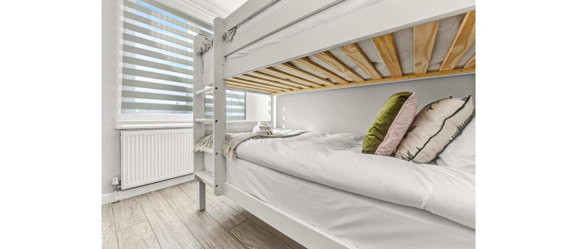 Apartment 2-bedroom Thameside Getaway *